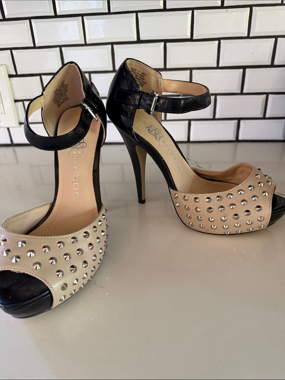 Rock & Republic “Kurt” Beige & Black Studded Peep-Toe Ankle Strap Heels EXC COND
